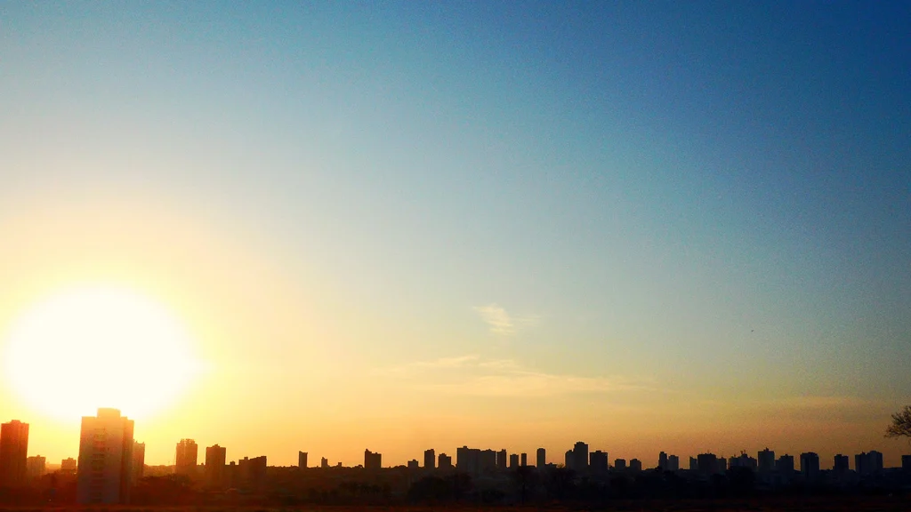 Perfil urbano de Araçatuba durante o pôr do sol