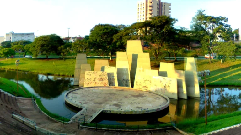 Lago, árvores e área de convivência do Parque Vitória Régia em Bauru