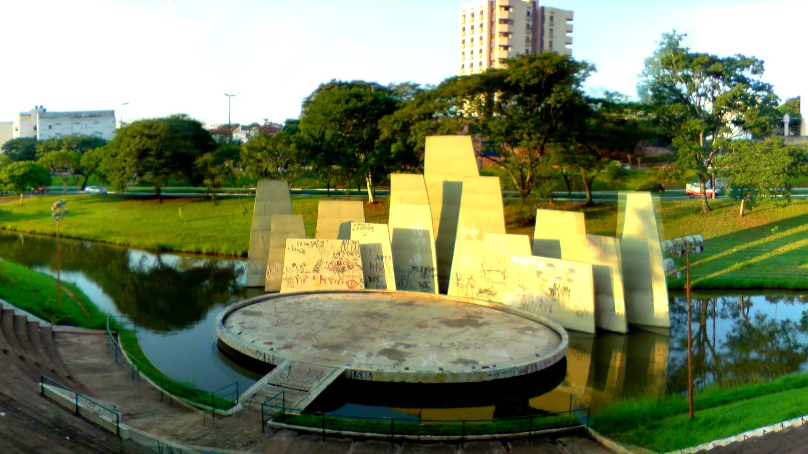 Lago, árvores e área de convivência do Parque Vitória Régia em Bauru