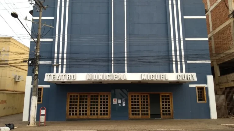 Fachada do Teatro Municipal Miguel Cury em Ourinhos