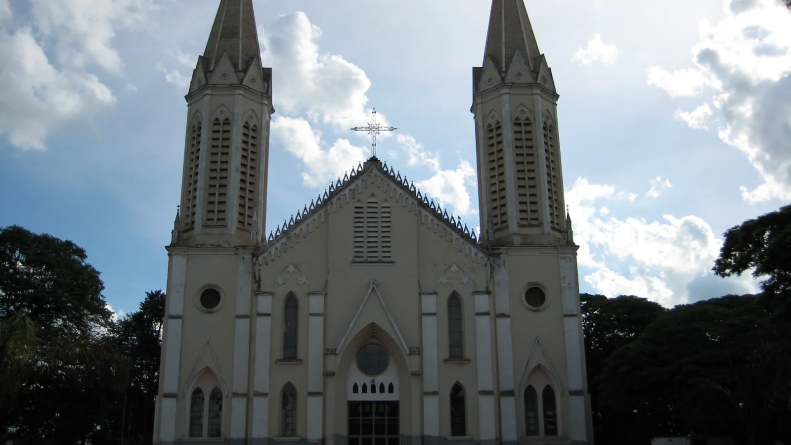Igreja Matriz de Tupã vista a partir da praça