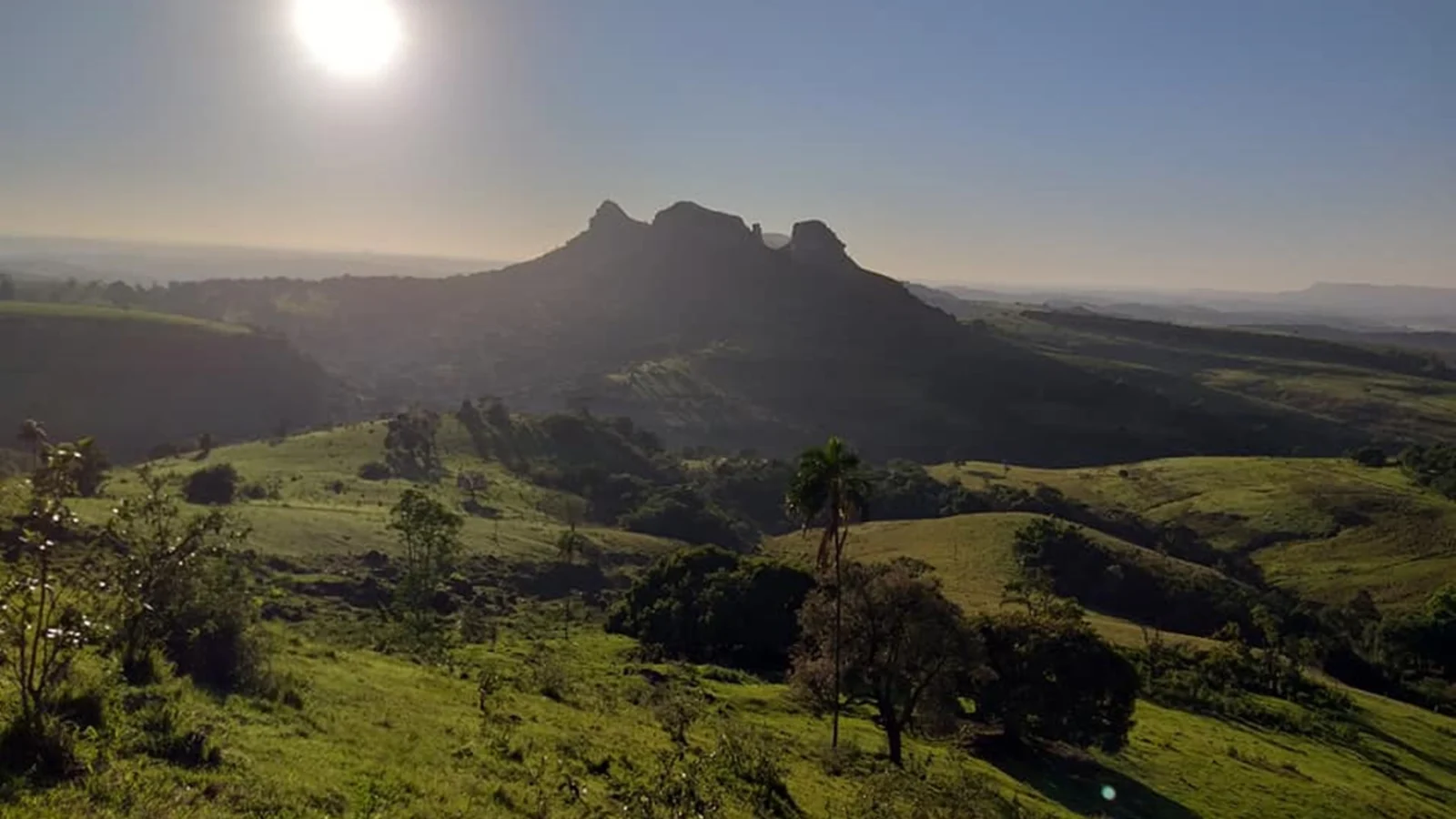 Morro das Três Pedras entre vales verdes na região de Botucatu