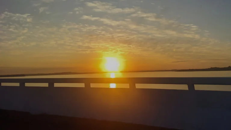 Nascer do sol sobre a ponte e o rio Tietê em Araçatuba
