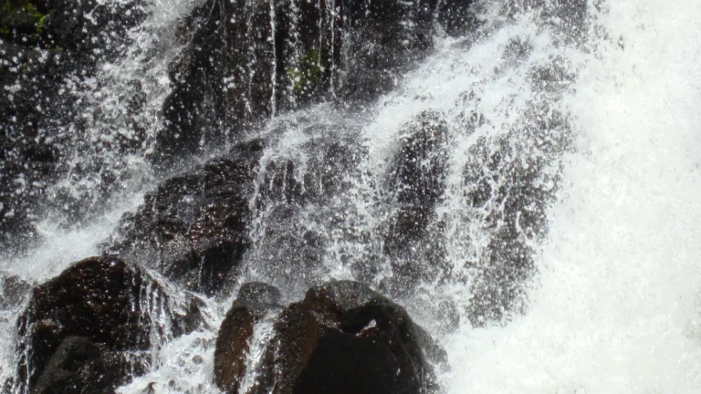 Cachoeira cercada por vegetação na região de Botucatu