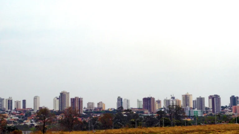 Panorama urbano de Araçatuba sob o céu azul