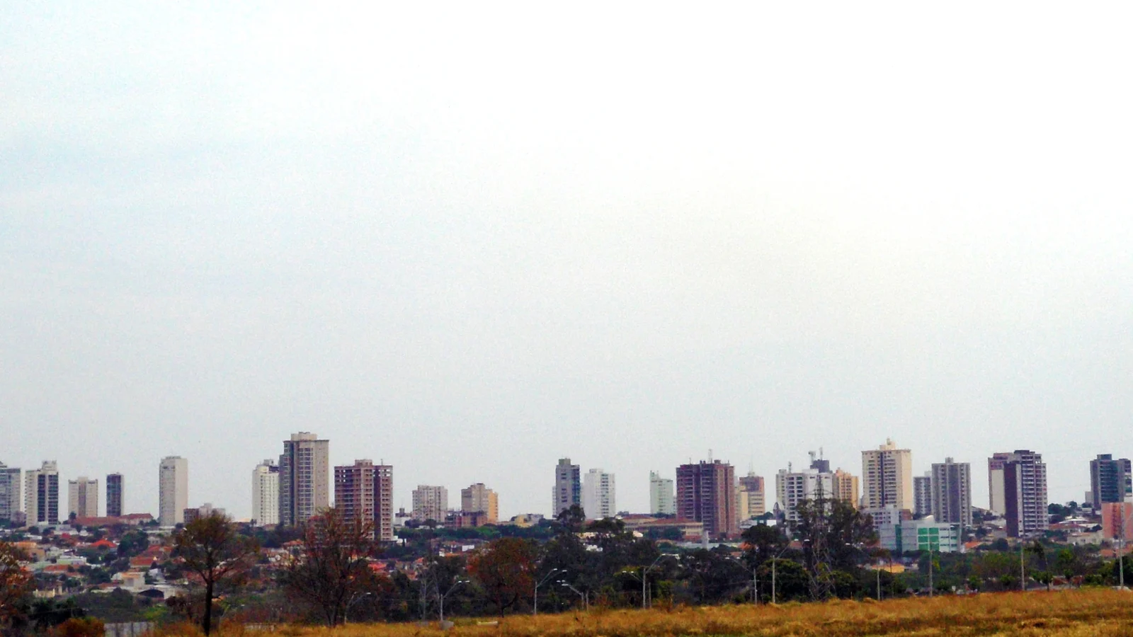 Panorama urbano de Araçatuba sob o céu azul