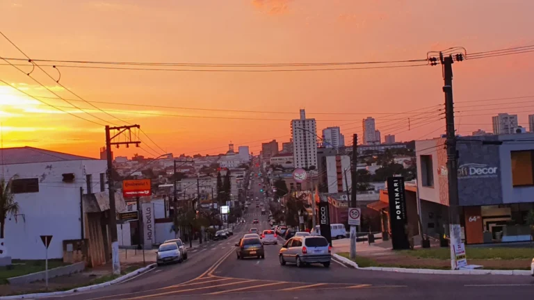 Vista urbana da avenida Rui Barbosa em Assis, São Paulo