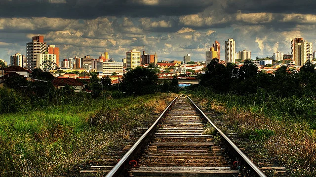 Vista de Bauru com a linha ferroviária em primeiro plano