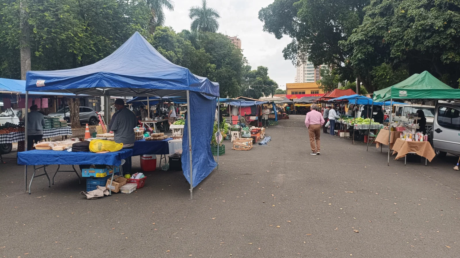 Feirantes e visitantes na Feira da Praça Olímpica em Araçatuba