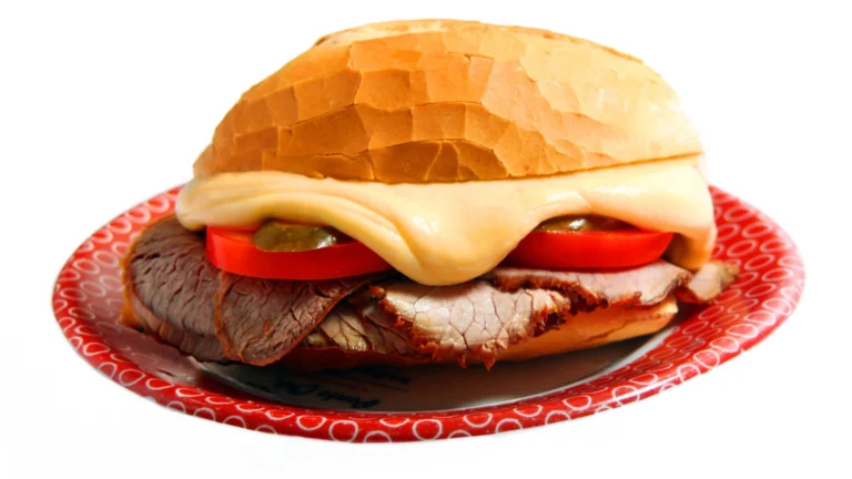 Sanduíche Bauru servido com pão, queijo, tomate e rosbife