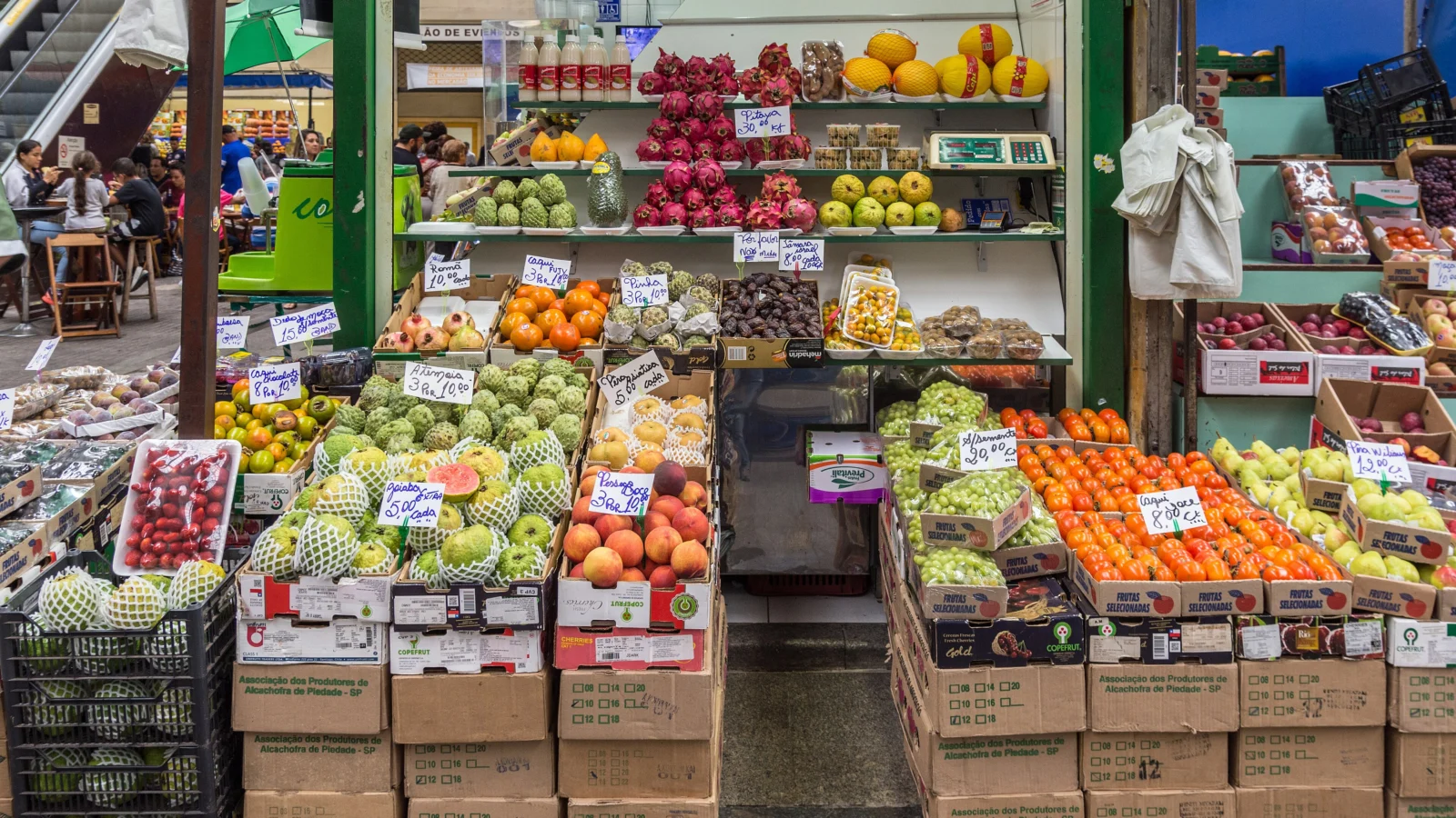 Frutas frescas expostas em um mercado municipal paulista
