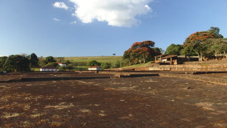 Terreiro de secagem e instalações de uma fazenda de café do interior paulista